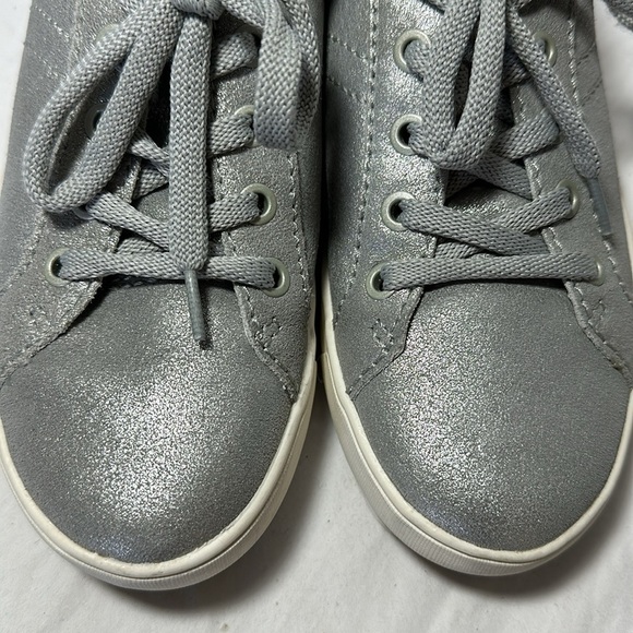 Naturalizer Textured Silver Leather Sneakers, 7.5M - Picture 2 of 7